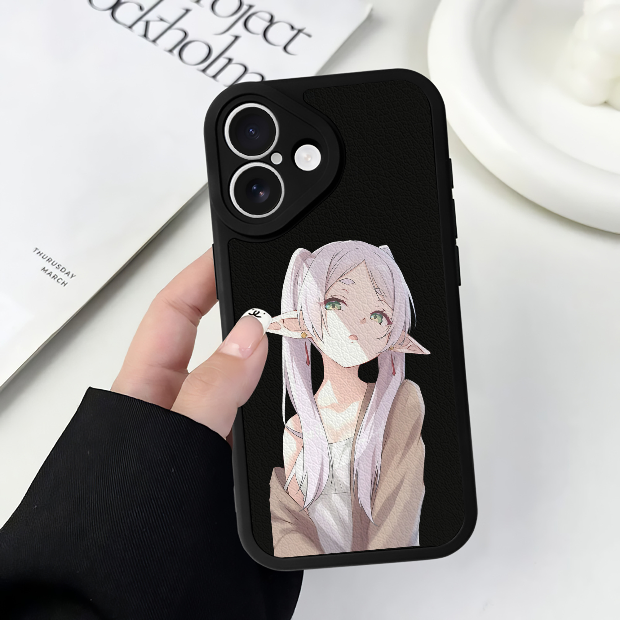 （画像用） 葬送のフリーレン Frieren 【iPhone 16シリーズ対応】シリコンスマホケース（レザー調） 材質：シリコン